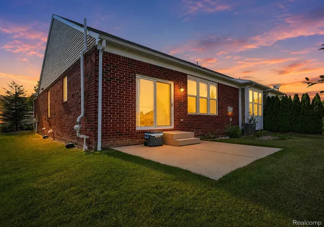 Listing Photo 3 - Condo for sale in building located at 2279 Monte Vis Ct, Lake Orion, MI 48360