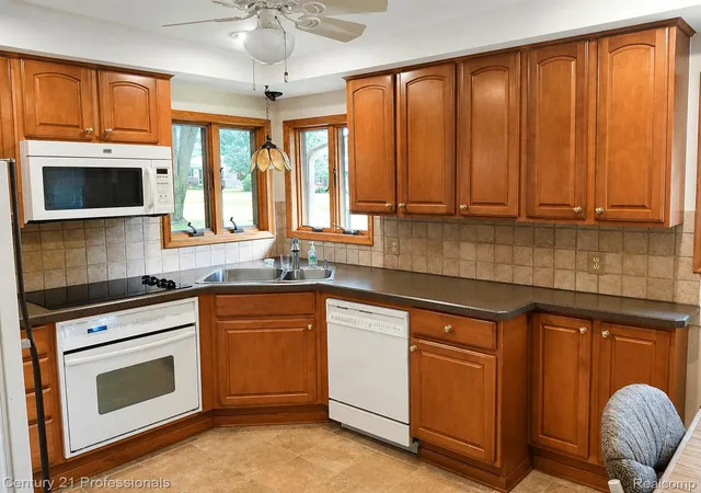 Photo 3 of Single family home for sale at 18625 Shadyside St, Livonia, MI 48152 | MLS# 20261058557 | Listing updated on 2026-09-20