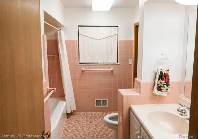 Photo 4 of Single family home for sale at 18625 Shadyside St, Livonia, MI 48152 | MLS# 20261058557 | Listing updated on 2026-09-20