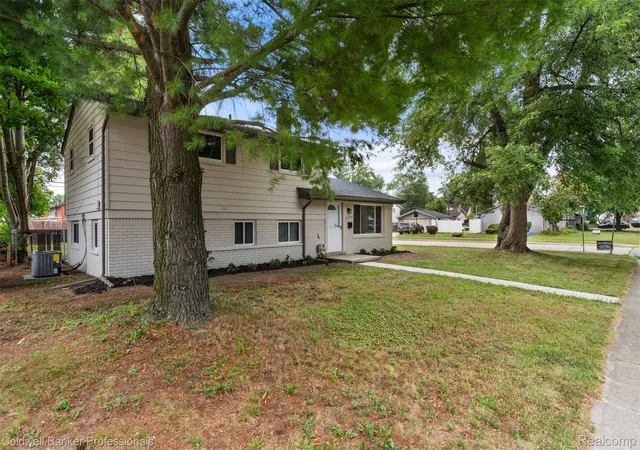 4th image of 18300 Melvin St, Livonia, MI 48152 | MLS# 20261058560