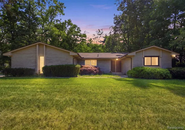 Photo 1 of Sale Pending at 4899 Wye Oak Rd, Bloomfield Hills, MI 48301 | MLS# 20261058567 | Listing updated on 2026-08-30
