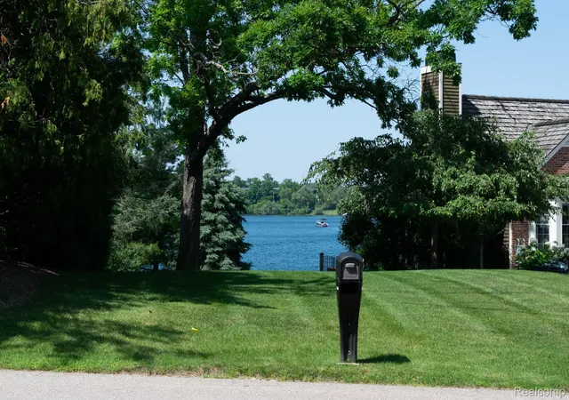 Photo 2 of Mansion for sale at 1715 Hamilton Dr, Bloomfield Hills, MI 48302 | MLS# 20261058593 | Listing updated on 2026-07-29