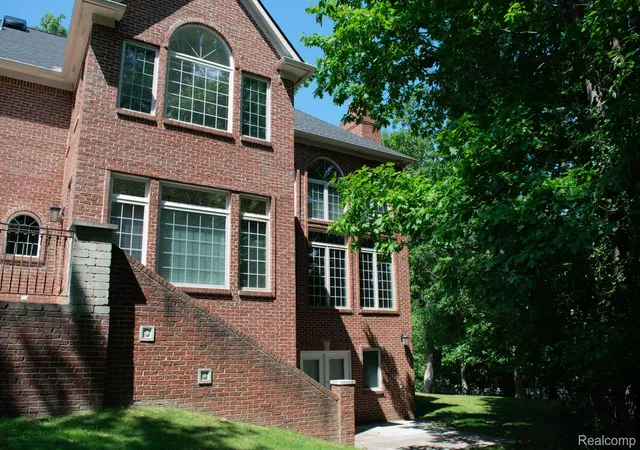 Photo 4 of Single family home for sale at 1715 Hamilton Dr, Bloomfield Hills, MI 48302 | MLS# 20261058593 | Listing updated on 2026-07-29