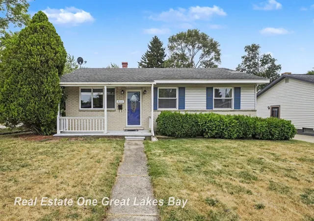 Photo 3 of Single family home for sale at 5111 Winston Dr, Swartz Creek, MI 48473 | MLS# 61050216402 | Listing updated on 2026-09-03