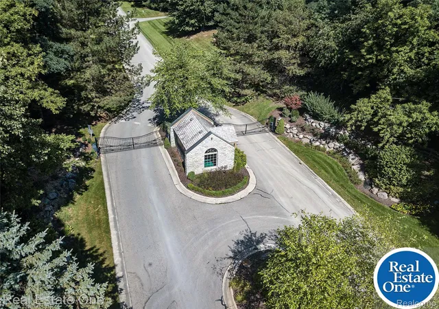 90th image of 9673 Cross Creek Dr, South Lyon, MI 48178 | MLS# 20261058596