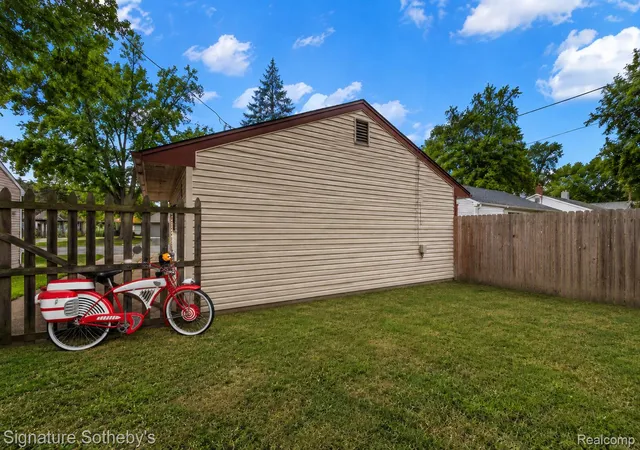 Photo 10 of Single family home for sale at 241 W Yale Ave, Pontiac, MI 48340 | MLS# 20261058617 | Listing updated on 2026-08-09