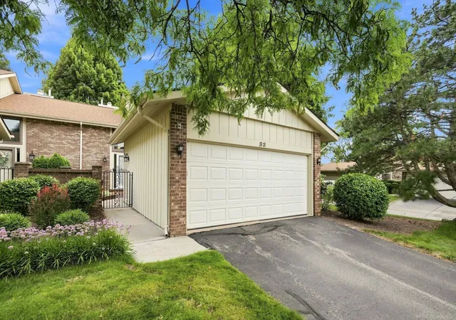 1st image of 33 Kirks Ct, Rochester Hills, MI 48309 | MLS# 58050216416