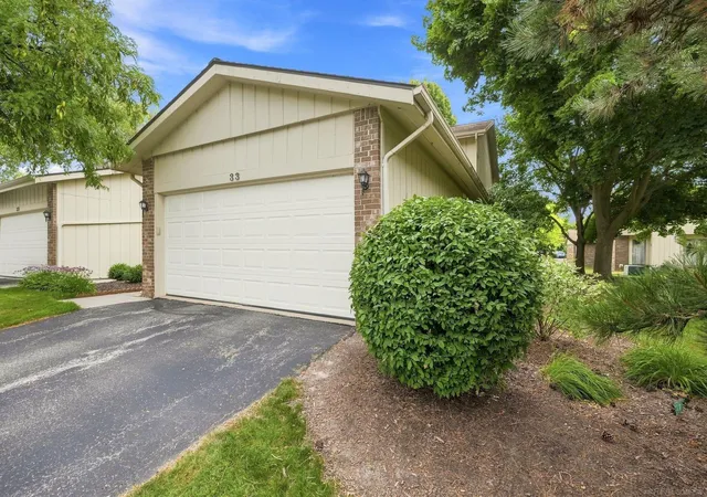 3rd image of 33 Kirks Ct, Rochester Hills, MI 48309 | MLS# 58050216416