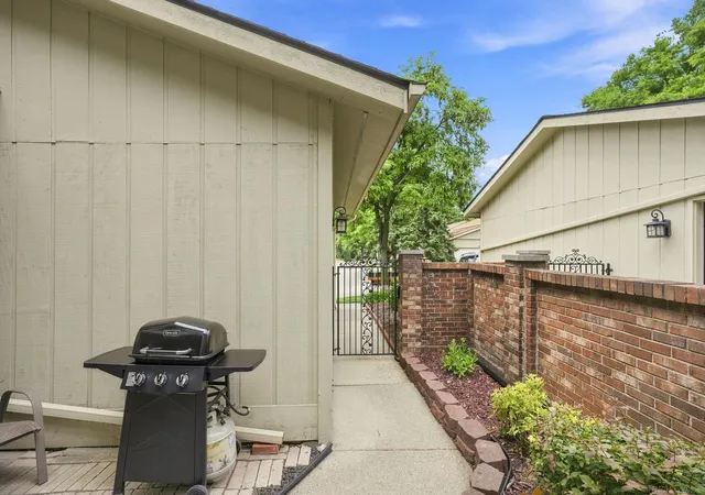 4th image of 33 Kirks Ct, Rochester Hills, MI 48309 | MLS# 58050216416