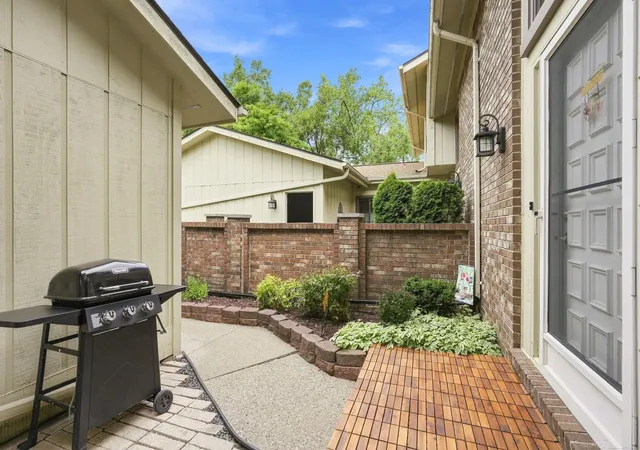 5th image of 33 Kirks Ct, Rochester Hills, MI 48309 | MLS# 58050216416