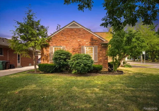 3rd image of 20691 Wedgewood Dr, Grosse Pointe Woods, MI 48236 | MLS# 20261058642