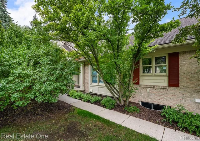 Photo 1 of Sale Pending at 7383 Simsbury Dr, West Bloomfield, MI 48322 | MLS# 20261058657 | Listing updated on 2026-08-20