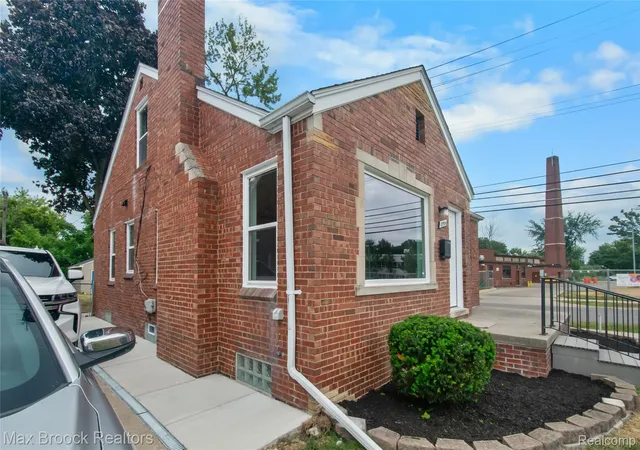 3rd image of 18904 Mallina St, Grosse Pointe, MI 48236 | MLS# 20261058660