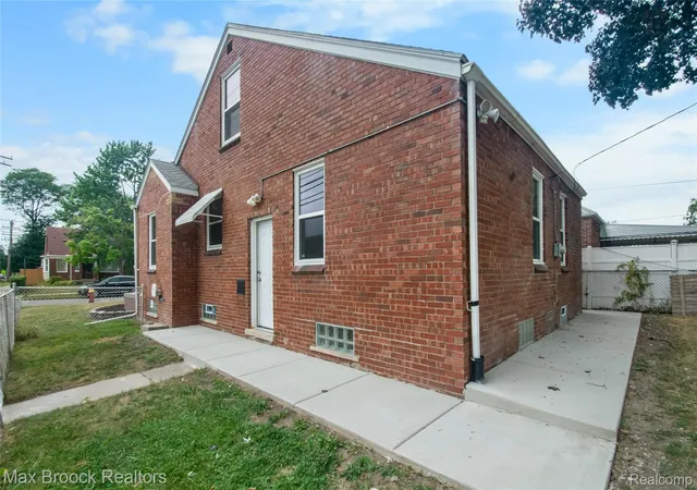 4th image of 18904 Mallina St, Grosse Pointe, MI 48236 | MLS# 20261058660