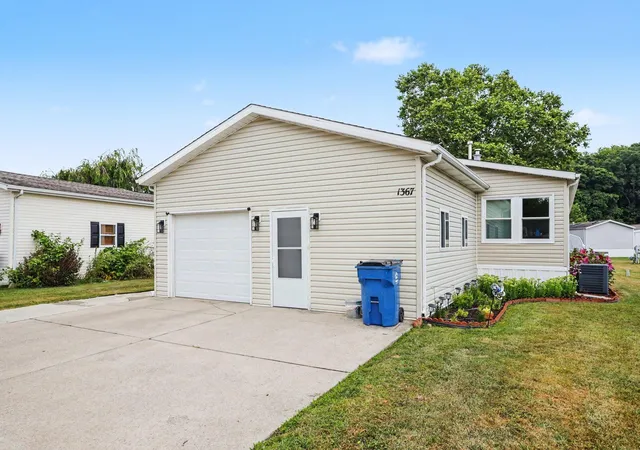 Photo 3 of Single family home for sale at 1367 John Ross Dr, Kalamazoo, MI 49009 | MLS# 65026038898 | Listing updated on 2026-09-17
