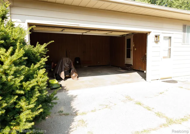 Photo 4 of Single family home for sale at 4394 Apache Dr, Burton, MI 48509 | MLS# 20261058699 | Listing updated on 2026-09-06