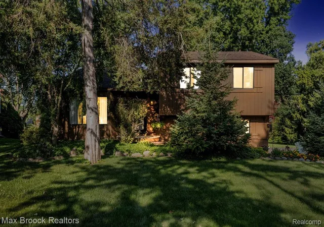 Photo 1 of Sale Pending at 1580 Mercedes St, West Bloomfield, MI 48324 | MLS# 20261058712 | Listing updated on 2026-09-11