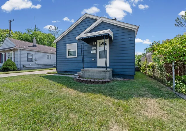 Photo 3 of Single family home for sale at 25545 Packard St, Roseville, MI 48066 | MLS# 58050216451 | Listing updated on 2026-09-15