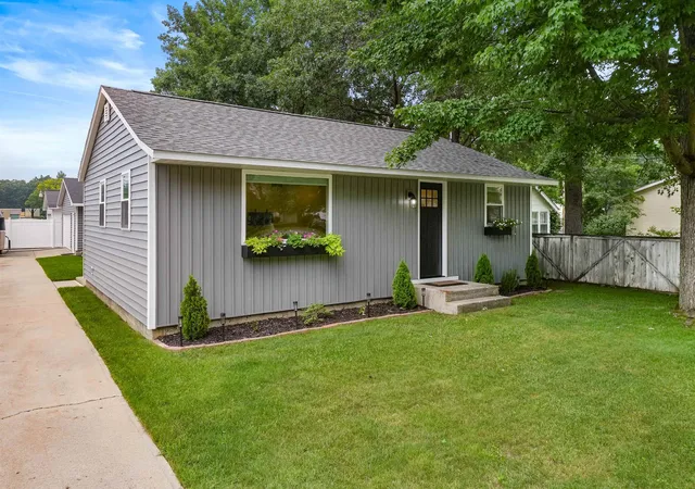 Photo 1 of Single family home for sale at 917 Carver St, Traverse City, MI 49686 | MLS# 78080071615 | Listing updated on 2026-07-31