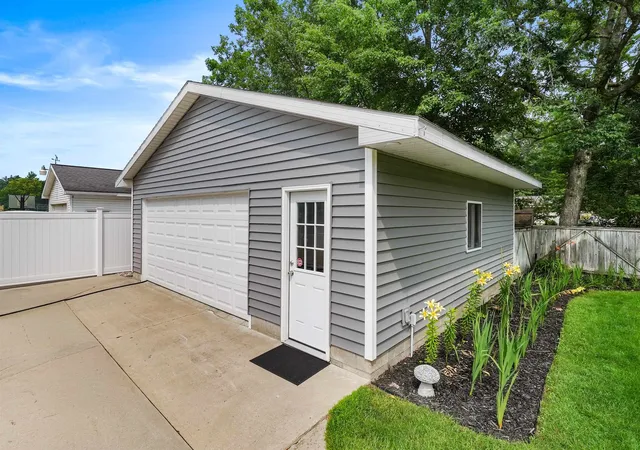 Photo 2 of Single family home for sale at 917 Carver St, Traverse City, MI 49686 | MLS# 78080071615 | Listing updated on 2026-07-31