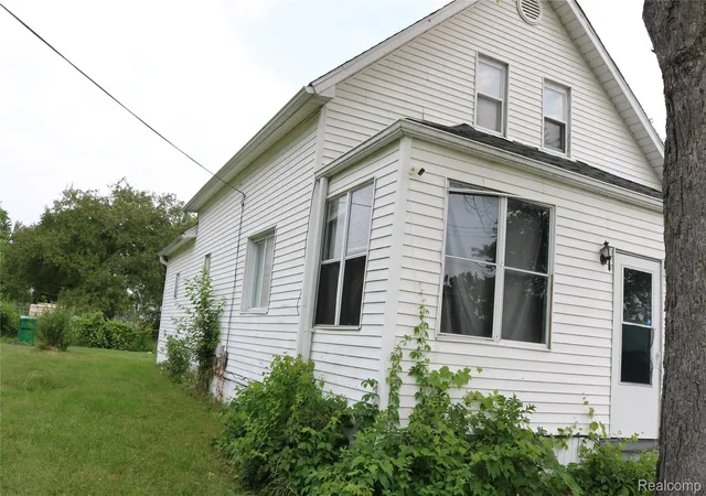 Photo 3 of Single family home for sale at 2703 Narloch St, Saginaw, MI 48601 | MLS# 20261058738 | Listing updated on 2026-08-07