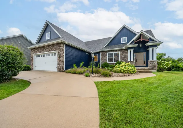 Photo 3 of Single family home for sale at 2400 Bay Pointe Dr, Saint Joseph, MI 49085 | MLS# 69026038954 | Listing updated on 2026-09-05
