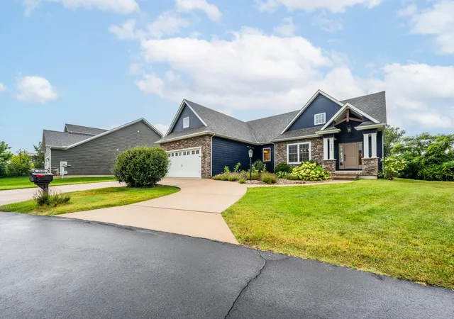 Photo 3 of Single family home for sale at 2400 Bay Pointe Dr, Saint Joseph, MI 49085 | MLS# 69026038954 | Listing updated on 2026-09-05