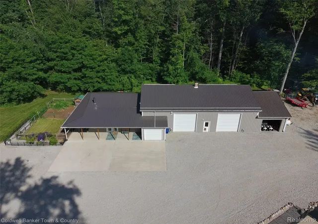 Photo 2 of Single family home for sale at 6150 Fleming Rd, Fowlerville, MI 48836 | MLS# 20261058786 | Listing updated on 2026-08-23