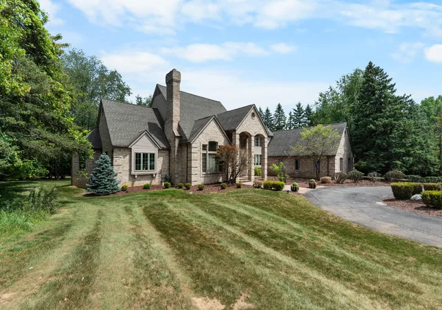 Photo 2 of Single family home for sale at 2086 Valleyview Dr, Ann Arbor, MI 48105 | MLS# 81026038985 | Listing updated on 2026-09-23