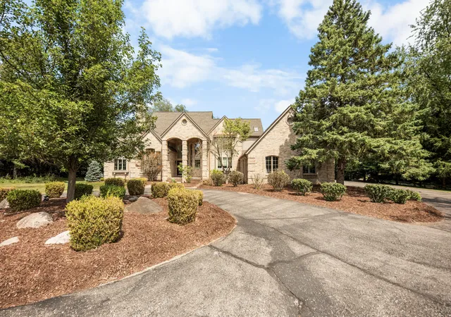 Photo 3 of Single family home for sale at 2086 Valleyview Dr, Ann Arbor, MI 48105 | MLS# 81026038985 | Listing updated on 2026-09-23
