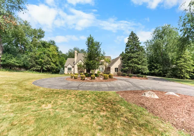 Photo 4 of Single family home for sale at 2086 Valleyview Dr, Ann Arbor, MI 48105 | MLS# 81026038985 | Listing updated on 2026-09-23