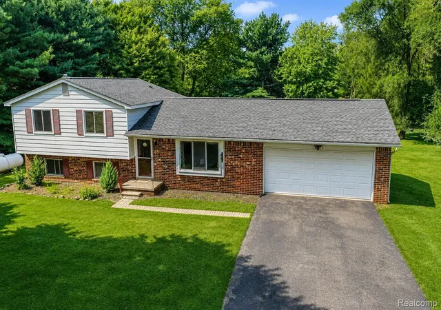 Photo 1 of Single family home for sale at 8796 Coyle Dr, Pinckney, MI 48169 | MLS# 20261058844 | Listing updated on 2026-09-03