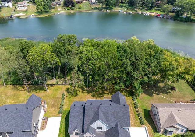 2nd image of 2934 W Walton Blvd, Waterford, MI 48329 | MLS# 20261058851