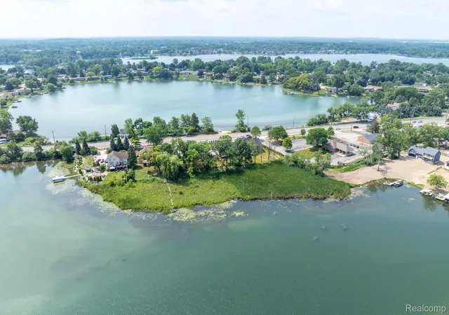 3rd image of 2934 W Walton Blvd, Waterford, MI 48329 | MLS# 20261058851