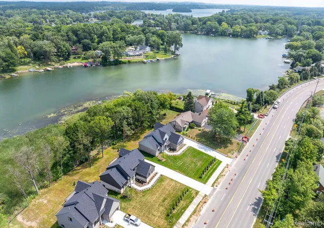 5th image of 2934 W Walton Blvd, Waterford, MI 48329 | MLS# 20261058851