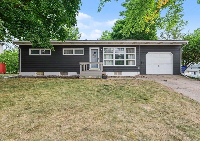 1st image of 422 W Center, Alma City Gratiot, MI 48801 | MLS# 79080071629