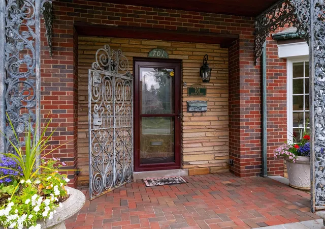 3rd image of 701 Balfour St, Grosse Pointe Park, MI 48230 | MLS# 58050216500