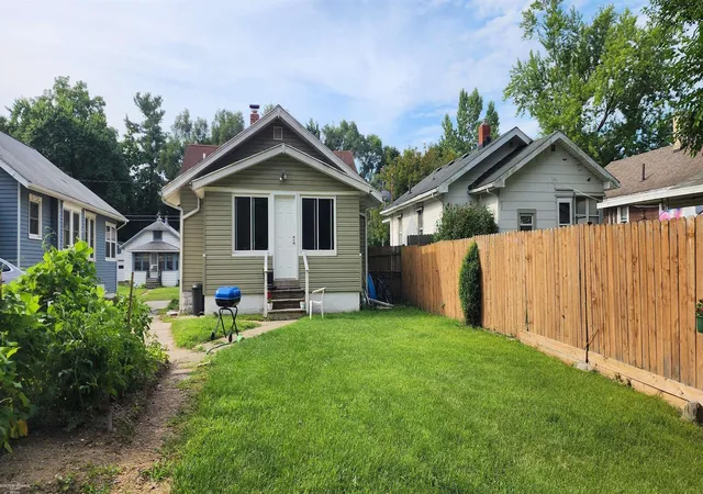 Photo 3 of Single family home for sale at 320 E Prospect St, Jackson, MI 49203 | MLS# 58050216503 | Listing updated on 2026-07-29