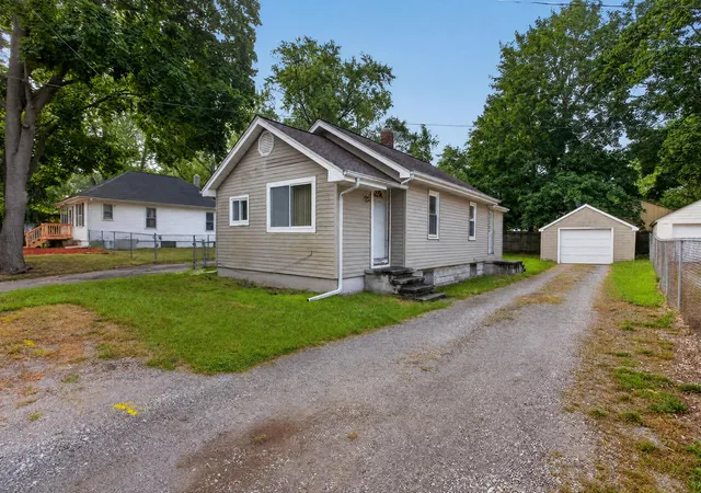 Photo 1 of Single family home for sale at 821 Grant St, Jackson, MI 49203 | MLS# 55026039037 | Listing updated on 2026-07-29