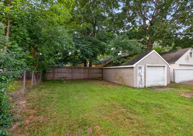 Photo 2 of Single family home for sale at 821 Grant St, Jackson, MI 49203 | MLS# 55026039037 | Listing updated on 2026-07-29