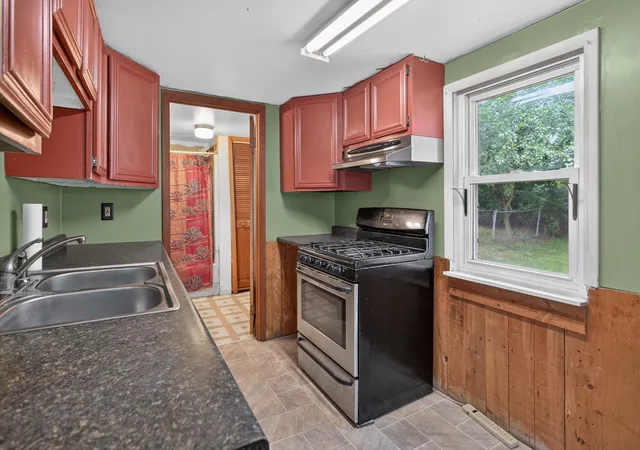 Photo 3 of Single family home for sale at 821 Grant St, Jackson, MI 49203 | MLS# 55026039037 | Listing updated on 2026-07-29