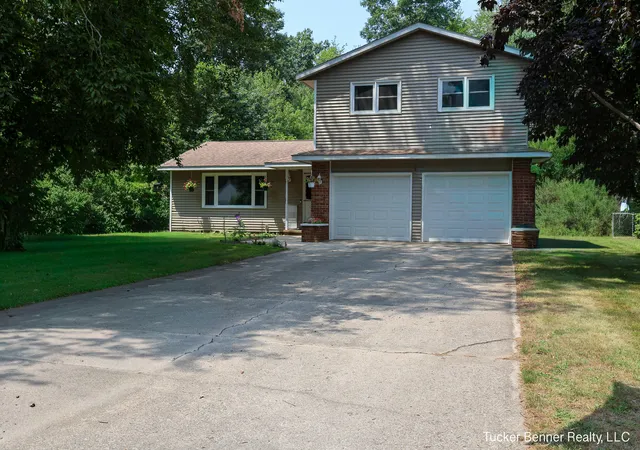 Photo 2 of Single family home for sale at 37 S Bear Lake Rd, Muskegon, MI 49445 | MLS# 71026039044 | Listing updated on 2026-09-17
