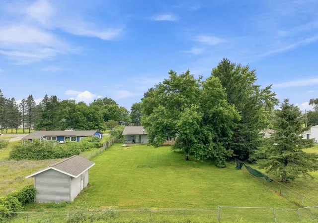 4th image of 1017 Sunnyside Dr, Cadillac, MI 49601 | MLS# 78080071640