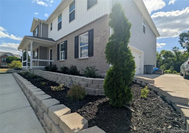 3rd image of 2252 Lake Ridge Dr, Grand Blanc, MI 48439 | MLS# 20261058926