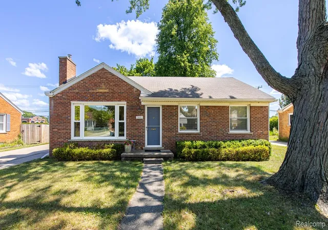 Photo 2 of Single family home for sale at 3852 Ravena Ave, Royal Oak, MI 48073 | MLS# 20261058935 | Listing updated on 2026-10-01