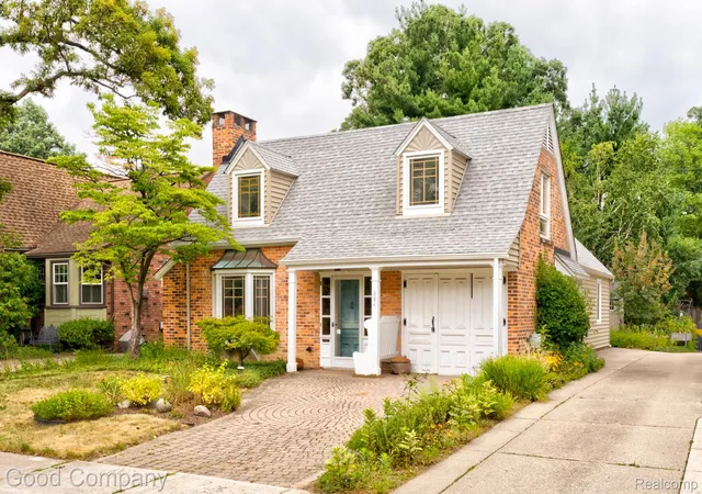 Photo 1 of Sale Pending at 884 W Oakridge St, Ferndale, MI 48220 | MLS# 20261058938 | Listing updated on 2026-09-08