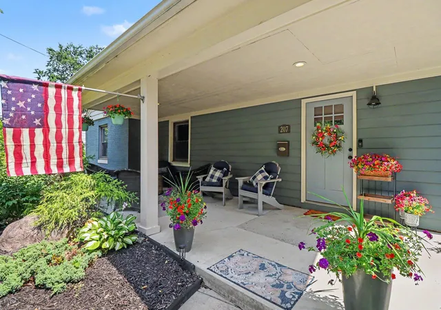 3rd image of 207 W Russell St, Saline, MI 48176 | MLS# 81026039067
