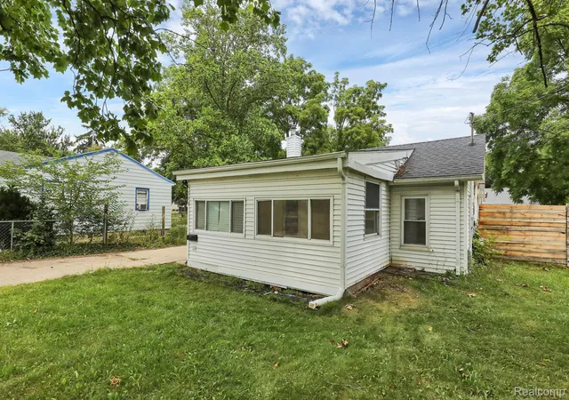 Photo 2 of Single family home for sale at 719 Robert St, Lansing, MI 48910 | MLS# 20261058975 | Listing updated on 2026-07-30