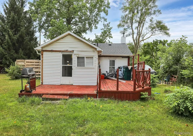 Photo 3 of Single family home for sale at 719 Robert St, Lansing, MI 48910 | MLS# 20261058975 | Listing updated on 2026-07-30