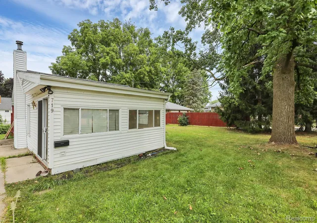 Photo 4 of Single family home for sale at 719 Robert St, Lansing, MI 48910 | MLS# 20261058975 | Listing updated on 2026-07-30